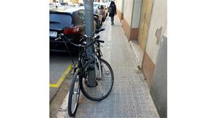 Bicicletes lligades a un fanal. Ferran Savall