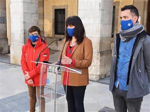 Blanca Albà (Junts), Olga Arnau (ERC) i Jordi Medina (ERC) a la roda de premsa per valorar els desperfectes arran de les protestes. Ajuntament de Vila
