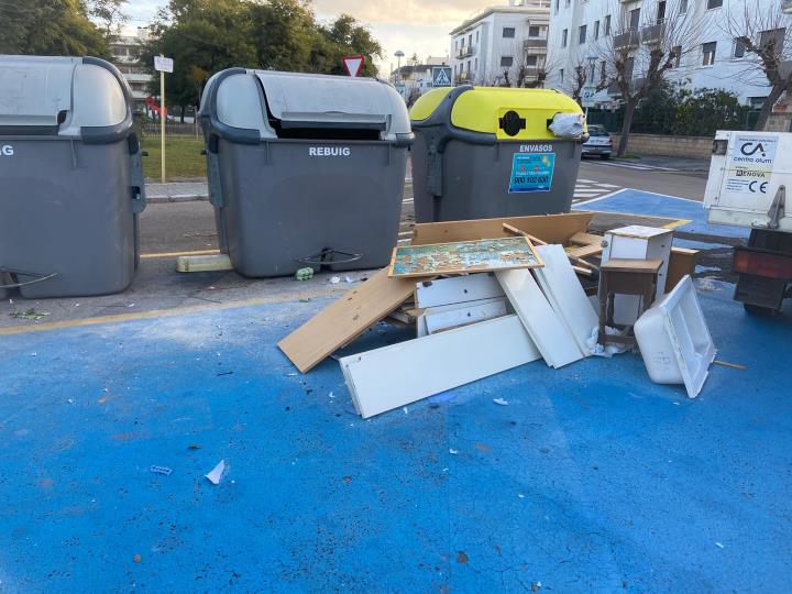 Brutícia al costat dels constenidors. Eix