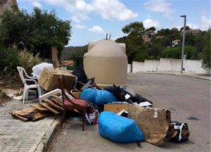 Brutícia al costat dels constenidors de la Urbanització Trencarroques 