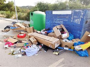 Brutícia al costat dels constenidors de la Urbanització Trencarroques 