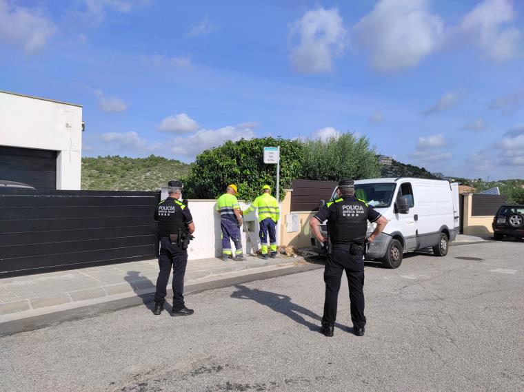 Calafell es coordinarà amb les companyies elèctriques per fer talls d’aigua i llum simultanis a habitatges ocupats. Ajuntament de Calafell