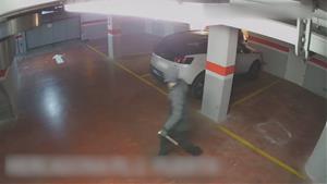 Captura d'una càmera de seguretat on es veu un dels lladres que va cometre 43 robatoris en trasters de Calafell amb unes alicates de pressió. Mossos d