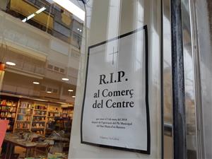 Cartell de R.I.P al Comerç del Centre que morí el 5 de març de 2018 amb l’aprovació del Ple Municipal del Parc de Masia en Barreres. Vilanova en Comú