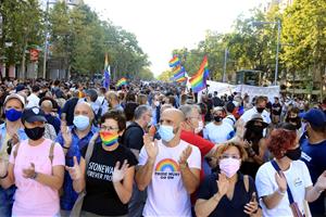 Centenars de persones concentrades al passeig de Gràcia de Barcelona contra la violència LGTBI-fòbica. ACN