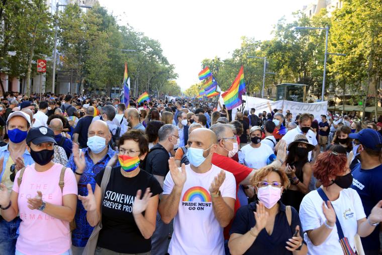 Centenars de persones concentrades al passeig de Gràcia de Barcelona contra la violència LGTBI-fòbica. ACN