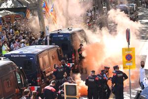 Centenars d'independentistes protesten contra la visita de Pedro Sánchez a un Liceu 'blindat' pels Mossos