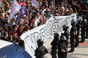 Centenars d'independentistes protesten contra la visita de Pedro Sánchez a un Liceu 'blindat' pels Mossos