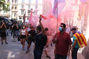 Centenars d'independentistes protesten contra la visita de Pedro Sánchez a un Liceu 'blindat' pels Mossos