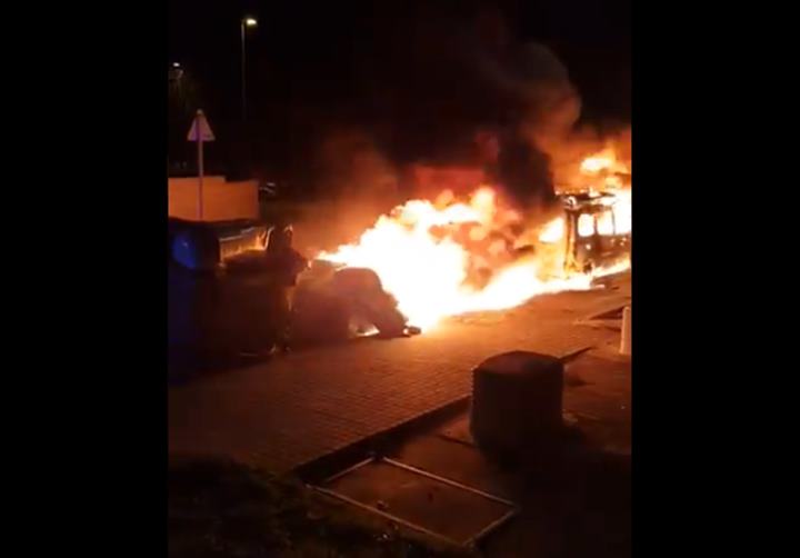 Cinc joves van provocar un incendi al carrer de la Falç que va calcinar diversos contenidors i un vehicle. Ajuntament de Vilanova