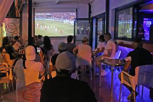 Clients d'un local veient el partit de l'Eurocopa. ACN / Ariadna Escoda