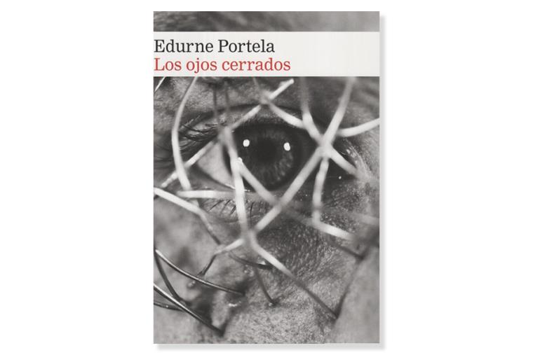 Coberta de 'Los ojos cerrados' d'Edurne Portela. Eix