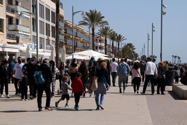 Coma-ruga s’omple de turistes aquest Divendres Sant. ACN