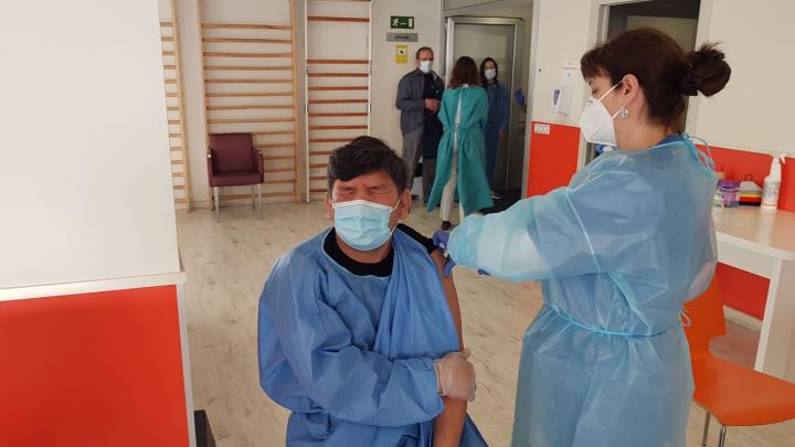 Comença a administrar-se la segona dosi de la vacuna contra la Covid-19 a les residències de Sitges. Ajuntament de Sitges