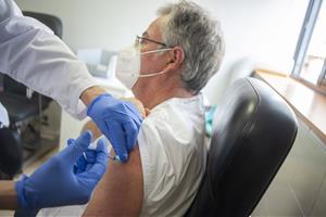 Comença la campanya de vacunació contra la covid-19 del personal de l'atenció primària al CAP de les Roquetes. Carles Castro