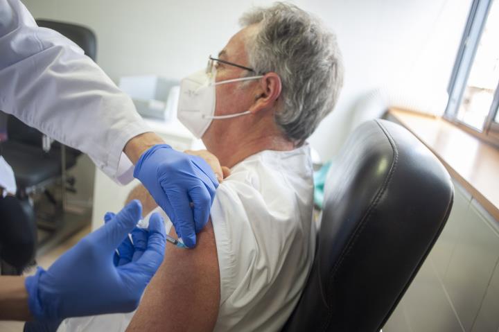 Comença la campanya de vacunació contra la covid-19 del personal de l'atenció primària al CAP de les Roquetes. Carles Castro