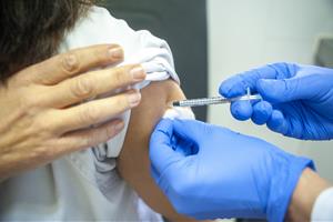 Comença la campanya de vacunació contra la covid-19 del personal de l'atenció primària al CAP de les Roquetes