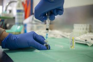 Comença la campanya de vacunació contra la covid-19 del personal de l'atenció primària al CAP de les Roquetes