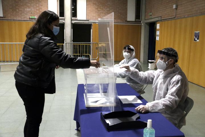 Comencen els simulacres de votació per assajar els protocols sanitaris als col·legis electorals del 14-F. ACN