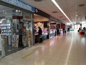 Comencen les obres d’adequació de l’accès i la reubicació dels lavabos del mercat municipal la Sínia