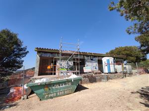 Comencen les obres del refugi de gats a la muntanya del Comú, a Calafell