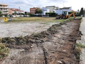 Comencen les obres per regular l'aparcament aquest estiu al barri del Prat de Vilanova