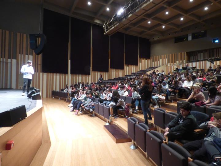 Comencen les trobades del premi Menjallibres 2021 entre l'alumnat d'ESO de Vilanova i els autors Lluís Prats i Emili Bayo. Ajuntament de Vilanova