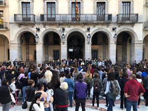 Commoció a Vilanova i la Geltrú per la mort d'un noi de 13 anys a la plaça de les Neus. EIX