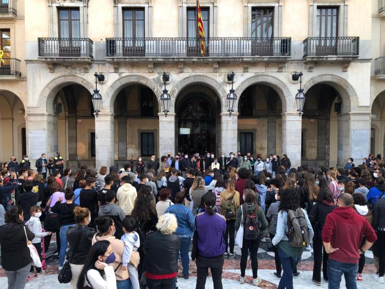 Commoció a Vilanova i la Geltrú per la mort d'un noi de 13 anys a la plaça de les Neus. EIX