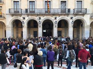 Commoció a Vilanova i la Geltrú per la mort d'un noi de 13 anys a la plaça de les Neus