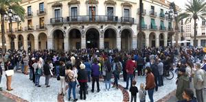 Commoció a Vilanova i la Geltrú per la mort d'un noi de 13 anys a la plaça de les Neus