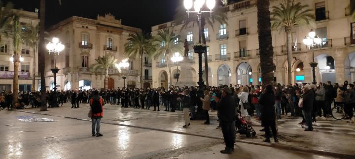 Concentració multitudinària a Vilanova contra l'empresonament del raper Pablo Hasél. UM9