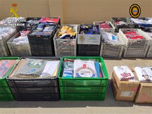 Confisquen més de 4.000 peces de roba falsificades al mercadal de Segur de Calafell. Guàrdia Civil