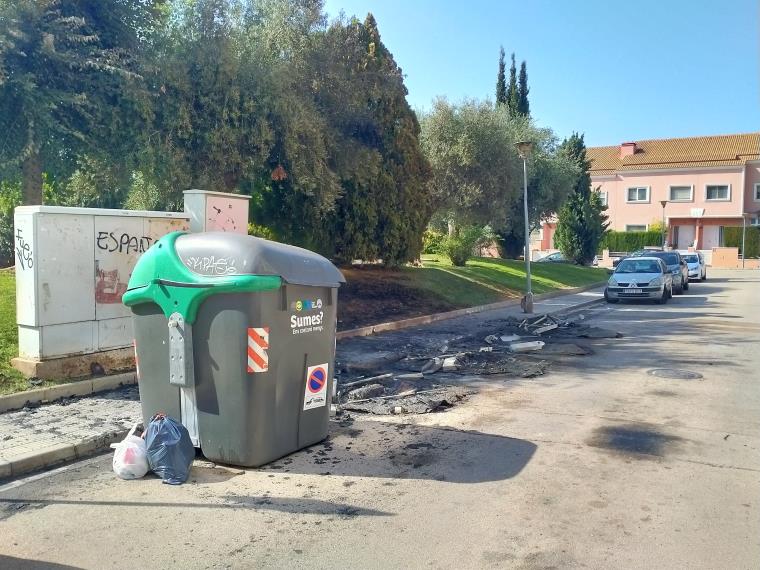 Contenidors cremats al Vendrell. Eix