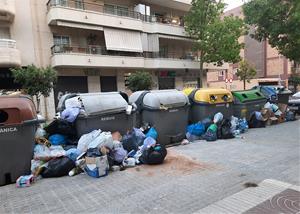 Contenidors plens al carrer Francesc Macià. Leo Cegarra