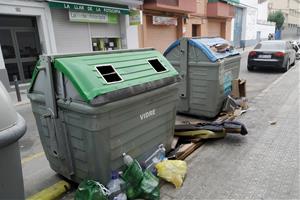 Contenidors plens al carrer Unió