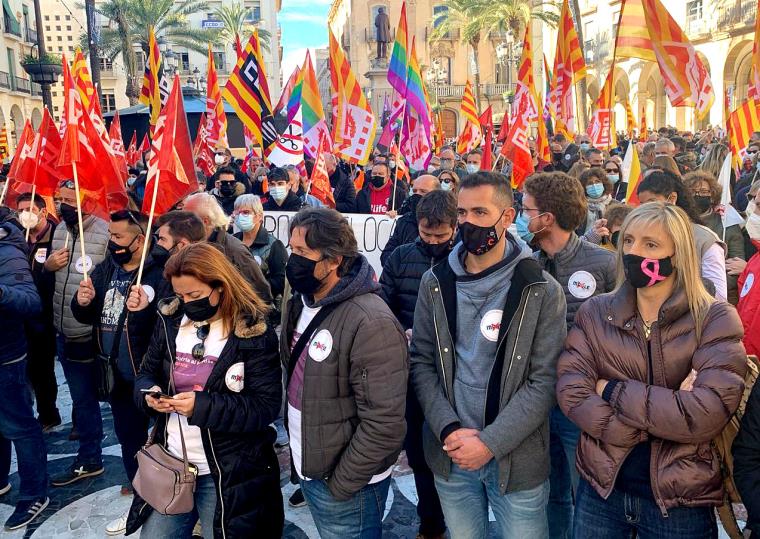 Conxi Martínez a la dreta, a la manifestació contra el tancament de la Mahle. Eix