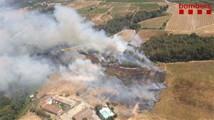 Cremen dues hectàrees de camp i mitja de terreny forestal a Sant Llorenç d'Hortons. Bombers