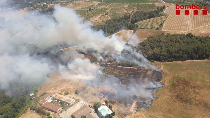 Cremen dues hectàrees de camp i mitja de terreny forestal a Sant Llorenç d'Hortons. Bombers