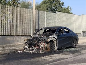 Cremen un cotxe i fan destrosses en d'altres aquesta matinada a Vilanova i la Geltrú. EIX
