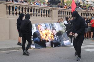 Cremen una foto de Sánchez i Aragonès a la protesta de l'esquerra independentista