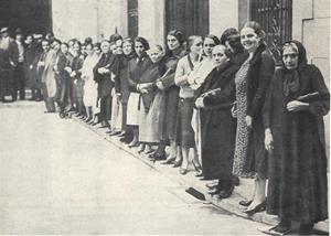 Cua de dones votant per primera vegada. Eix