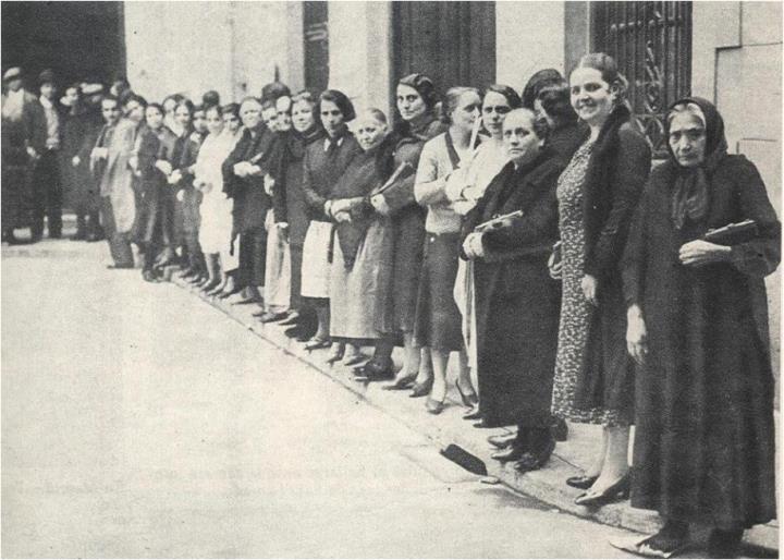Cua de dones votant per primera vegada. Eix