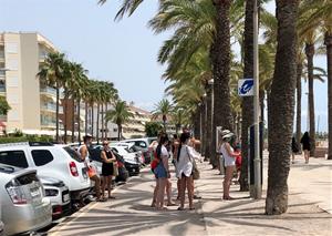 Cues sobre el carril bici del passeig de Ribes Roges per pagar la zona blava. Eix