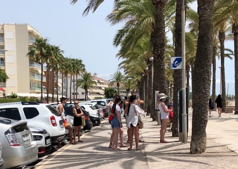 Cues sobre el carril bici del passeig de Ribes Roges per pagar la zona blava. Eix