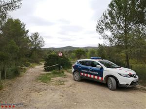 Denuncien dos motoristes en una pista forestal al Parc del Garraf per incomplir la llei que limita el seu accés a l'espai antural. Mossos d'Esquadra