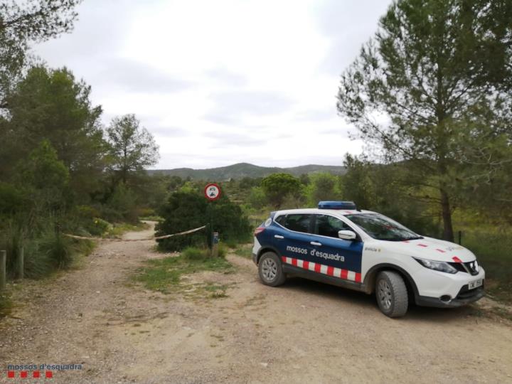 Denuncien dos motoristes en una pista forestal al Parc del Garraf per incomplir la llei que limita el seu accés a l'espai antural. Mossos d'Esquadra