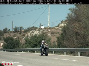 Denuncien penalment un motorista de Mediona que duplicava la velocitat màxima permesa en carretera. Mossos d'Esquadra