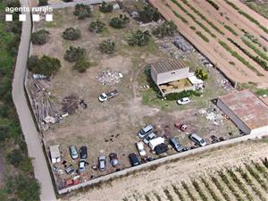 Denuncien un punt de desballestament il·legal de vehicles en una finca rústica a l'Alt Penedès