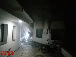 Desallotjades 50 persones d'un hotel de Sitges per l'incendi d'una bugaderia annexa. Bombers